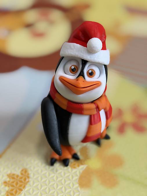 Veselý vianočný tučniačik s čiapkou a šálom – rozkošný zimný kamarát plný radosti