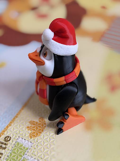 Veselý vianočný tučniačik s čiapkou a šálom – rozkošný zimný kamarát plný radosti