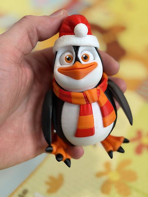 Veselý vianočný tučniačik s čiapkou a šálom – rozkošný zimný kamarát plný radosti