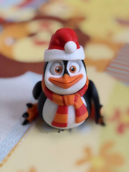 Veselý vianočný tučniačik s čiapkou a šálom – rozkošný zimný kamarát plný radosti