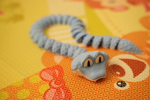 Roztomilý ohybný had – kamarát na hranie