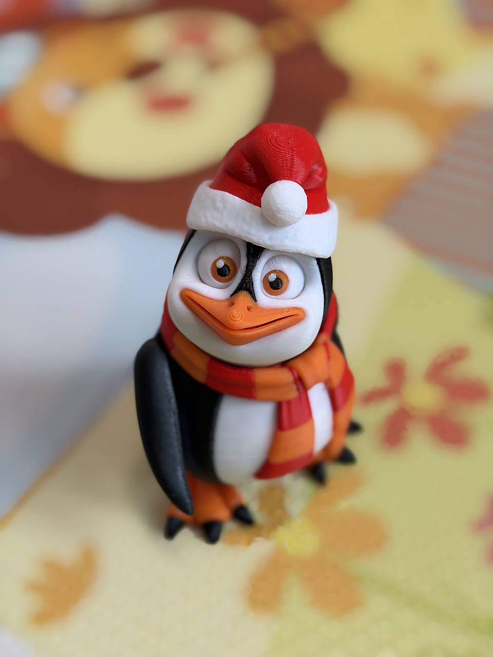 Veselý vianočný tučniačik s čiapkou a šálom – rozkošný zimný kamarát plný radosti