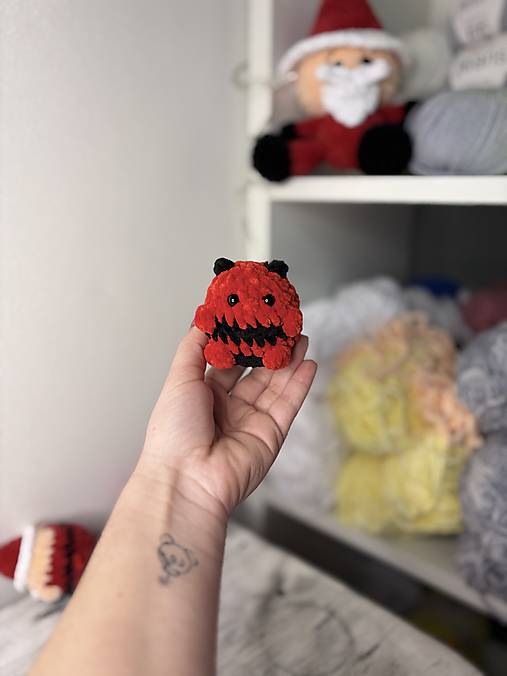 Hračky - Háčkovaný mini čertík - 18024239_