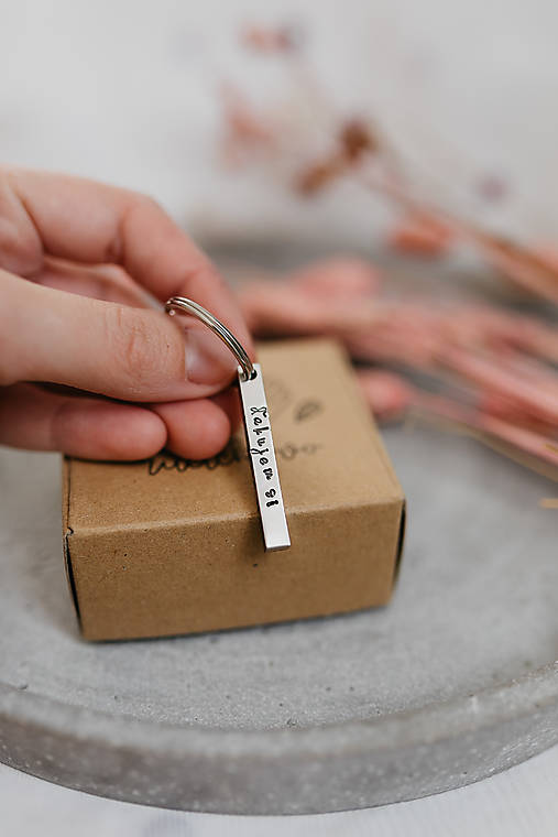 Kľúčenky - Kľúčenka hranol- verím si, ďakujem si, doprajem si, stačím si - 18028974_