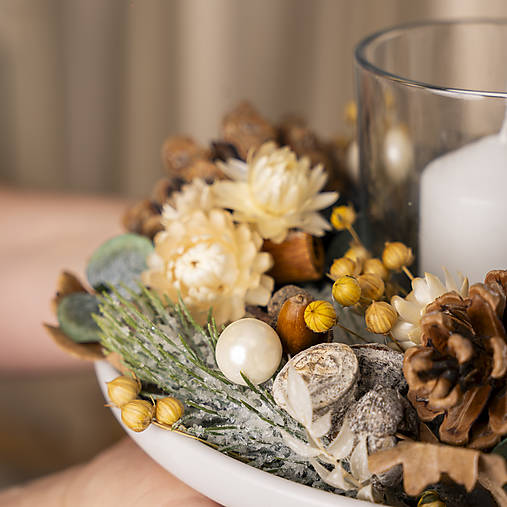 Svietnik zo sušených kvetov na stôl