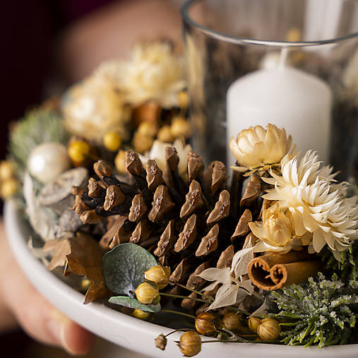 Svietnik zo sušených kvetov na stôl