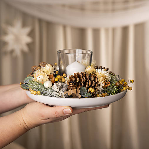 Svietnik zo sušených kvetov na stôl