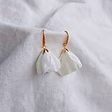 Náušnice - Náušnice SPRING pozlátené 18 karátovým zlatom (Kvetinové náušnice SNOWFLAKE biele) - 18028214_