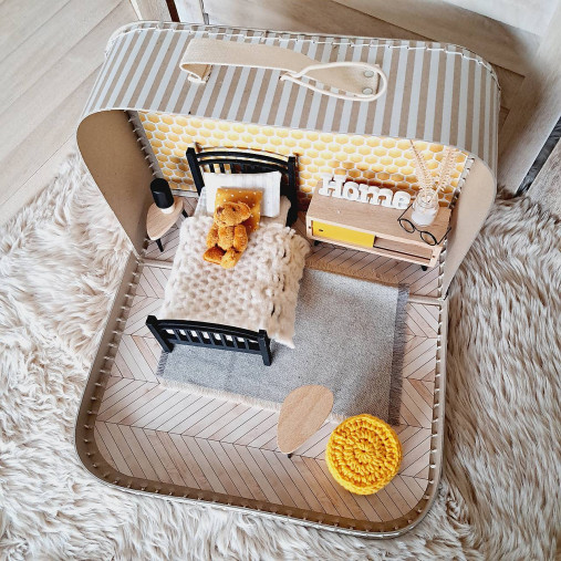 Hračky - Izbička v kufríku  KRÁĽOVNÁ VČIEL - 18027855_