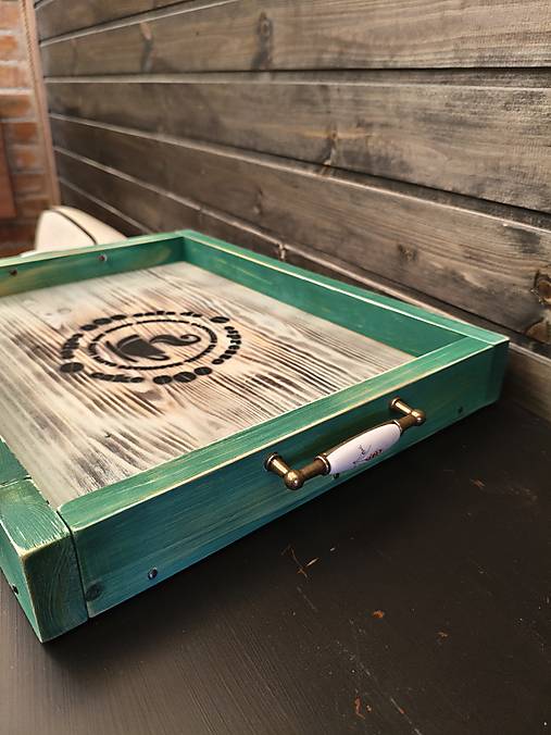 Drevená tácka zelená