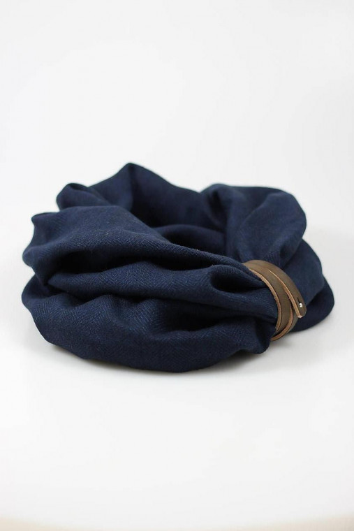 Hrejivý modročierny nákrčník z ľanu a vlny so vzorom "rybia kosť"