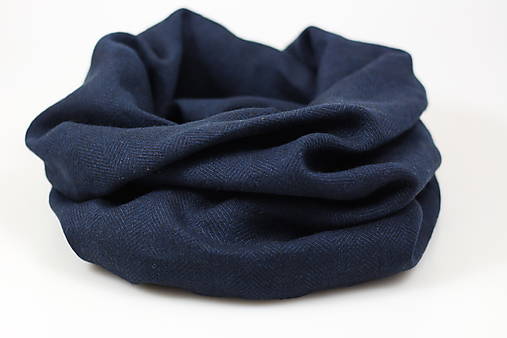 Hrejivý modročierny nákrčník z ľanu a vlny so vzorom "rybia kosť"