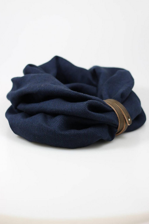 Hrejivý modročierny nákrčník z ľanu a vlny so vzorom "rybia kosť"