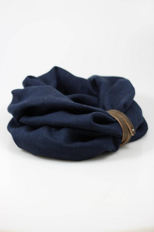 Hrejivý modročierny nákrčník z ľanu a vlny so vzorom "rybia kosť"