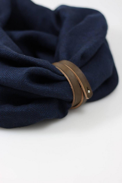 Hrejivý modročierny nákrčník z ľanu a vlny so vzorom "rybia kosť"