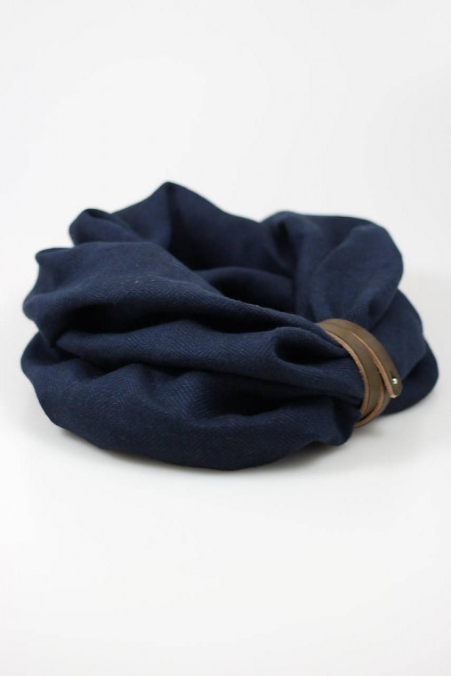 Hrejivý modročierny nákrčník z ľanu a vlny so vzorom "rybia kosť"