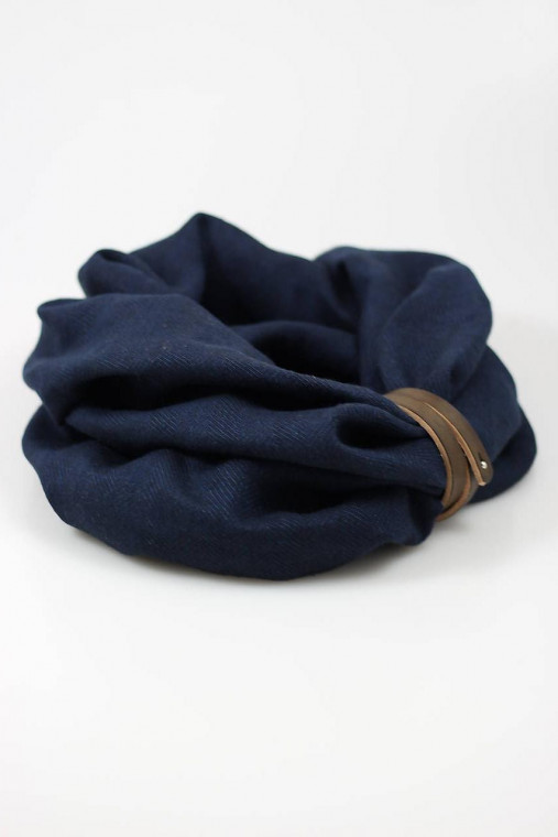 Hrejivý modročierny nákrčník z ľanu a vlny so vzorom "rybia kosť"