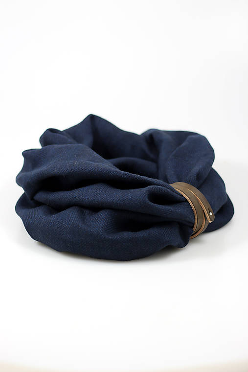 Hrejivý modročierny nákrčník z ľanu a vlny so vzorom "rybia kosť"