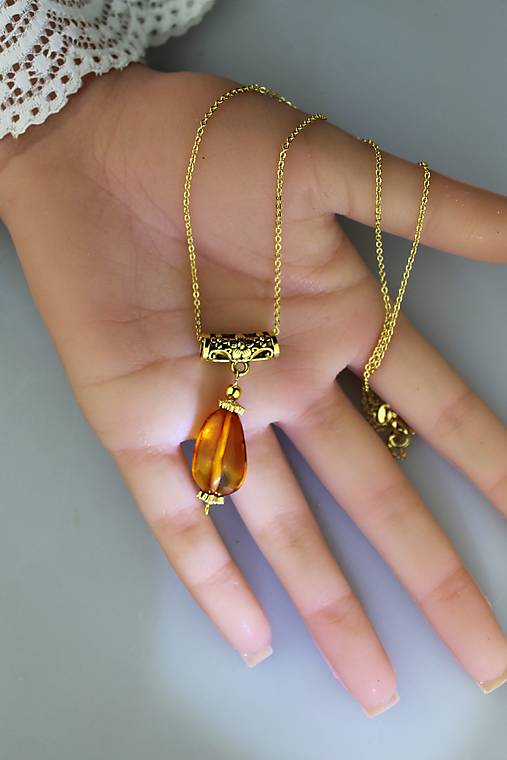 Náhrdelníky - jantár prívesok luxusný, retiazka je darček k prívesku - 18033720_