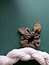 Ozdoby do vlasov - Ľanová  gumička "scrunchie" s vyšívanou mašľou (Žlté kvety na khaki) - 18032875_