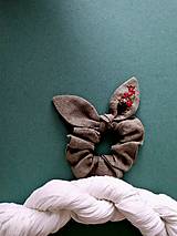 Ozdoby do vlasov - Ľanová  gumička "scrunchie" s vyšívanou mašľou (Ružové kvety na khaki) - 18032879_