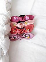 Ozdoby do vlasov - Malá ľanová vyšívaná mašlička na gumičke  - 18032990_