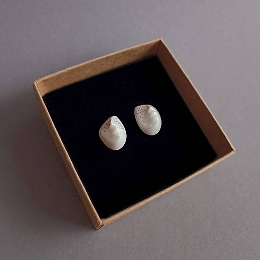 Porcelánové naušnice OnaOna so zlatými pehami