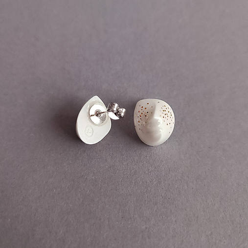 Porcelánové naušnice OnaOna so zlatými pehami