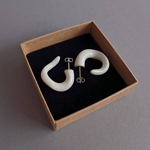 Porcelánové naušnice Alya – biele