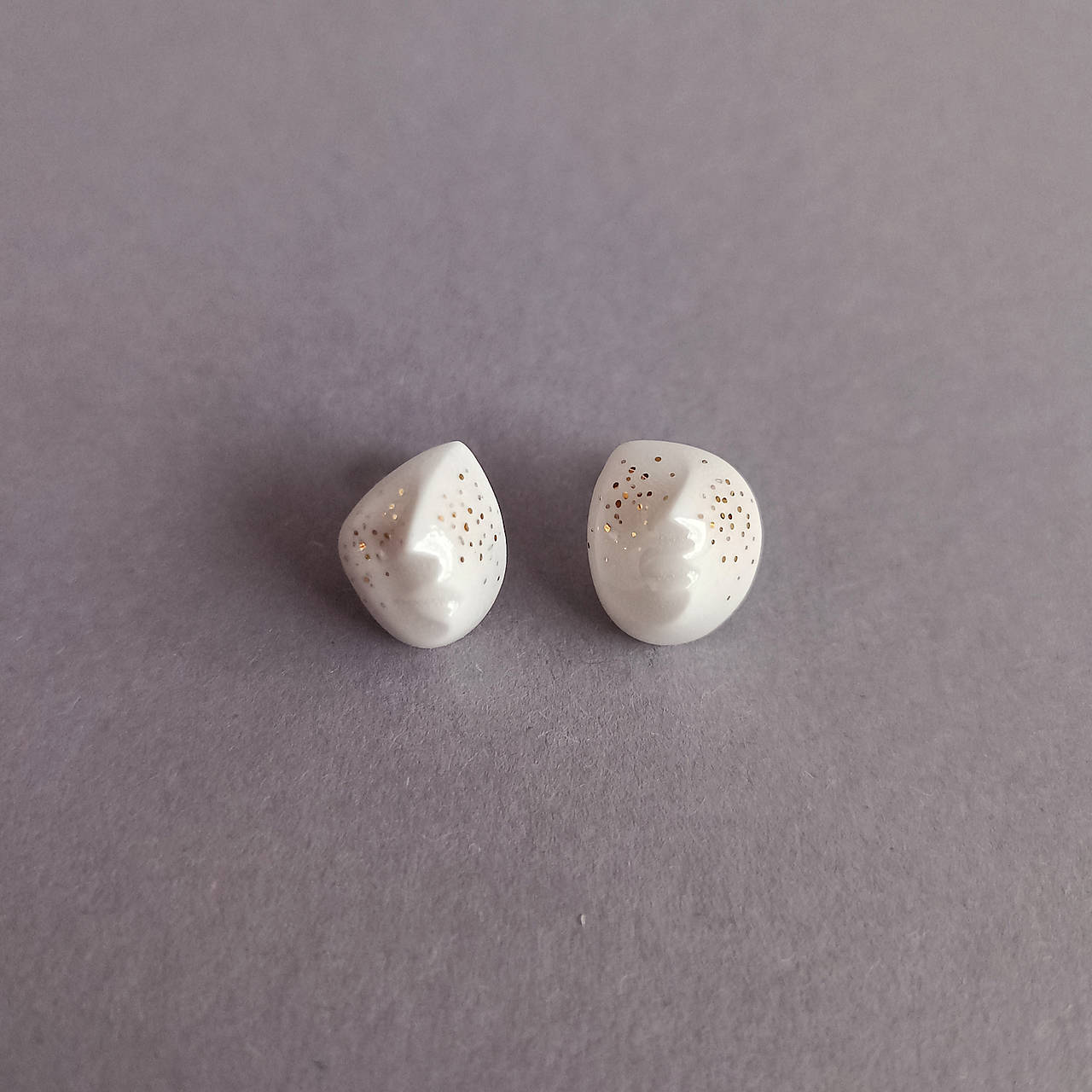 Porcelánové naušnice OnaOna so zlatými pehami