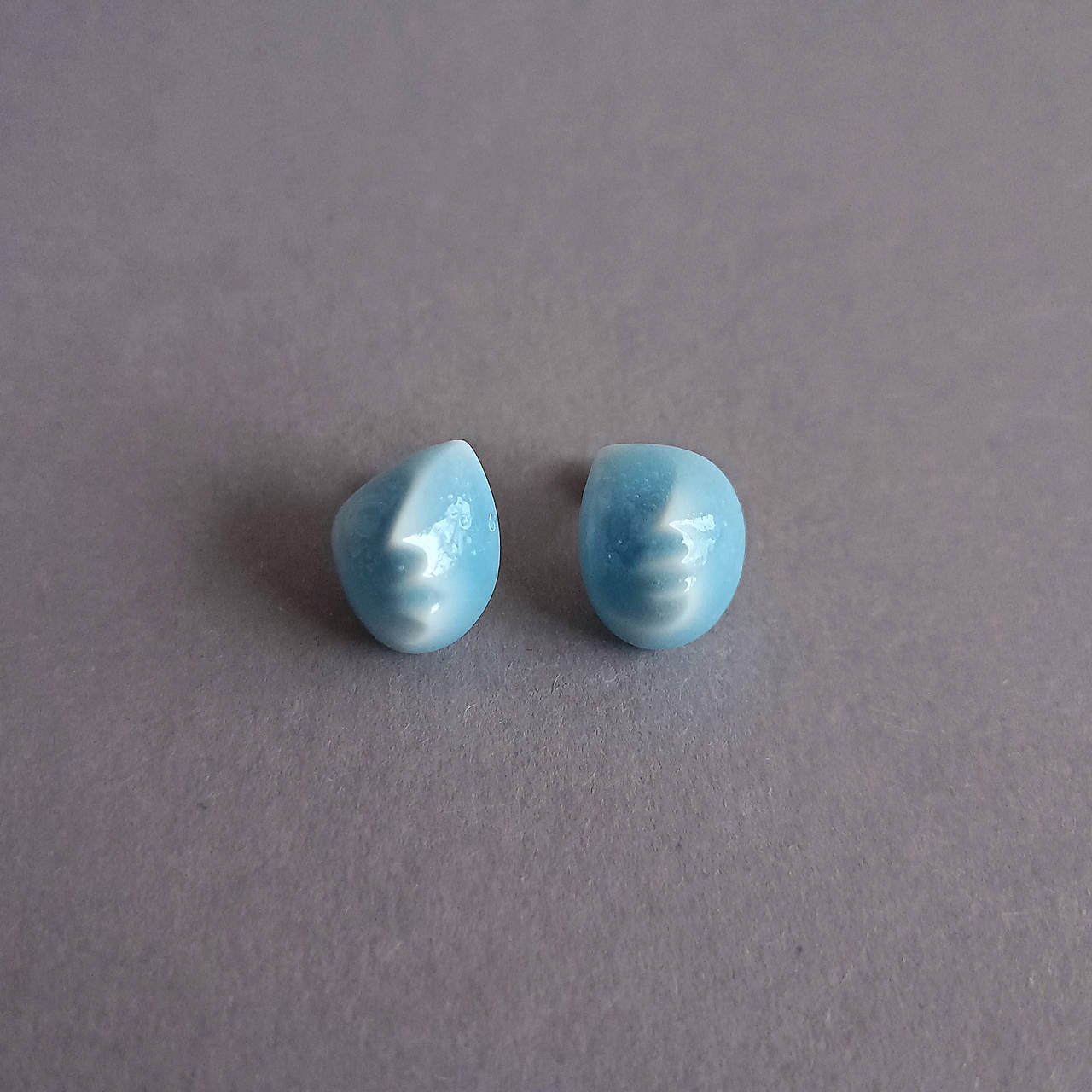 Porcelánové naušnice OnaOna – modro-biele