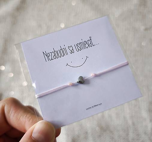 Náramky - Šnúrkový náramok hematitové srdiečko strieborné "NEZABUDNI SA USMIEVAŤ" - 18032647_