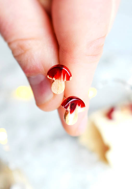 Náušnice - Drevené napichovacie náušnice – hubky muchotrávky z javorového dreva a živice - 18033281_