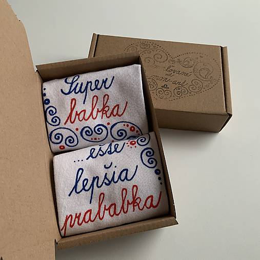 Maľované ponožky s nápisom : "Super MAMA/MAMKA/ ešte lepšia BABIČKA" (Folk s nápisom “Super babka, ešte lepšia prababka”)