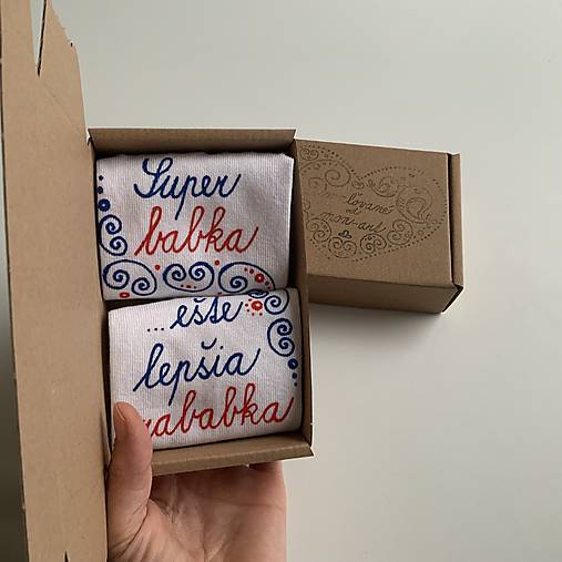 Maľované ponožky s nápisom : "Super MAMA/MAMKA/ ešte lepšia BABIČKA" (Folk s nápisom “Super babka, ešte lepšia prababka”)