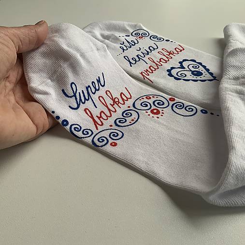 Maľované ponožky s nápisom : "Super MAMA/MAMKA/ ešte lepšia BABIČKA" (Folk s nápisom “Super babka, ešte lepšia prababka”)