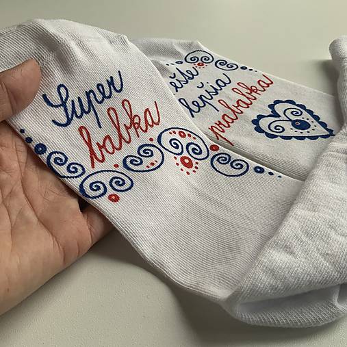 Maľované ponožky s nápisom : "Super MAMA/MAMKA/ ešte lepšia BABIČKA" (Folk s nápisom “Super babka, ešte lepšia prababka”)