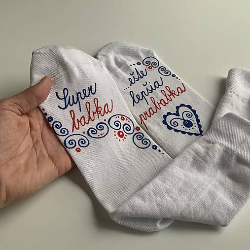 Maľované ponožky s nápisom : "Super MAMA/MAMKA/ ešte lepšia BABIČKA" (Folk s nápisom “Super babka, ešte lepšia prababka”)