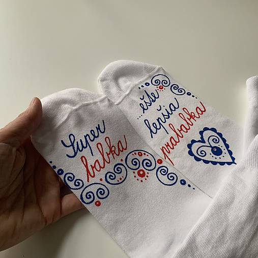 Maľované ponožky s nápisom : "Super MAMA/MAMKA/ ešte lepšia BABIČKA" (Folk s nápisom “Super babka, ešte lepšia prababka”)