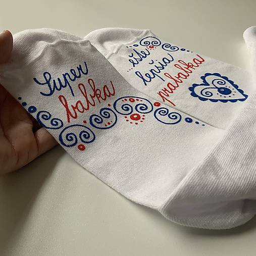 Maľované ponožky s nápisom : "Super MAMA/MAMKA/ ešte lepšia BABIČKA" (Folk s nápisom “Super babka, ešte lepšia prababka”)