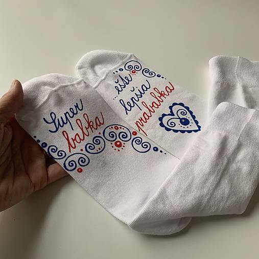 Maľované ponožky s nápisom : "Super MAMA/MAMKA/ ešte lepšia BABIČKA" (Folk s nápisom “Super babka, ešte lepšia prababka”)