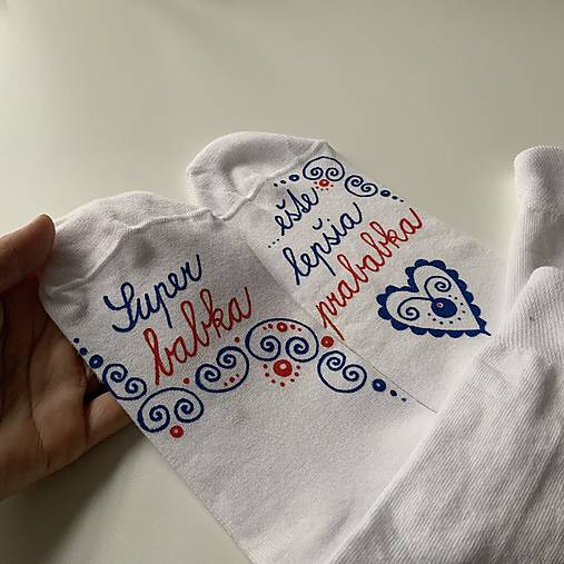 Maľované ponožky s nápisom : "Super MAMA/MAMKA/ ešte lepšia BABIČKA" (Folk s nápisom “Super babka, ešte lepšia prababka”)