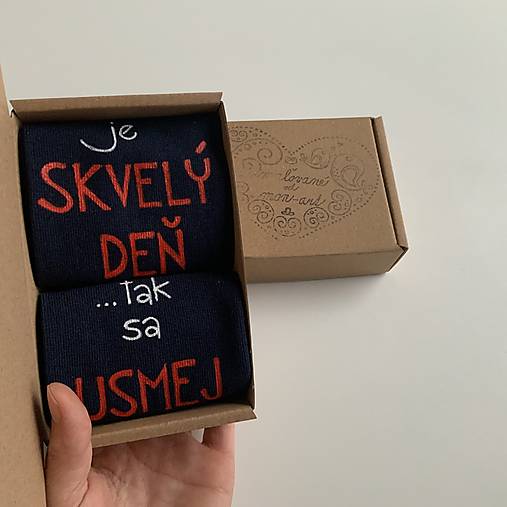 Motivačné maľované ponožky s nápisom "Dnes je skvelý deň" (Tak sa usmej" (Tmavomodré ))