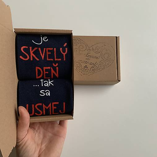 Motivačné maľované ponožky s nápisom "Dnes je skvelý deň" (Tak sa usmej" (Tmavomodré ))