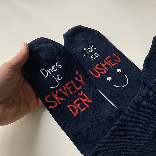 Motivačné maľované ponožky s nápisom "Dnes je skvelý deň" (Tak sa usmej" (Tmavomodré ))