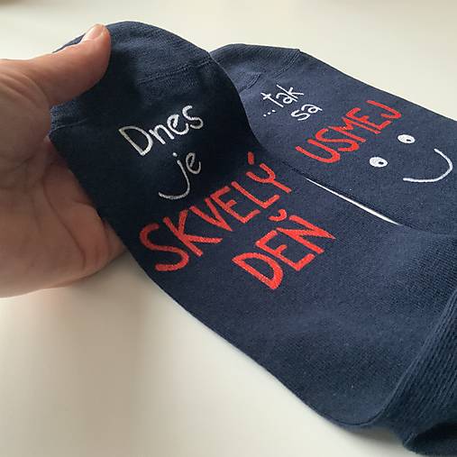 Motivačné maľované ponožky s nápisom "Dnes je skvelý deň" (Tak sa usmej" (Tmavomodré ))