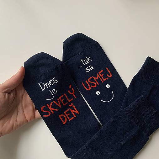Motivačné maľované ponožky s nápisom "Dnes je skvelý deň" (Tak sa usmej" (Tmavomodré ))