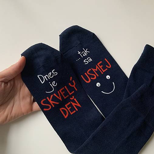 Motivačné maľované ponožky s nápisom "Dnes je skvelý deň" (Tak sa usmej" (Tmavomodré ))