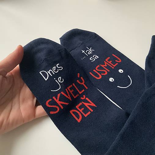 Motivačné maľované ponožky s nápisom "Dnes je skvelý deň" (Tak sa usmej" (Tmavomodré ))
