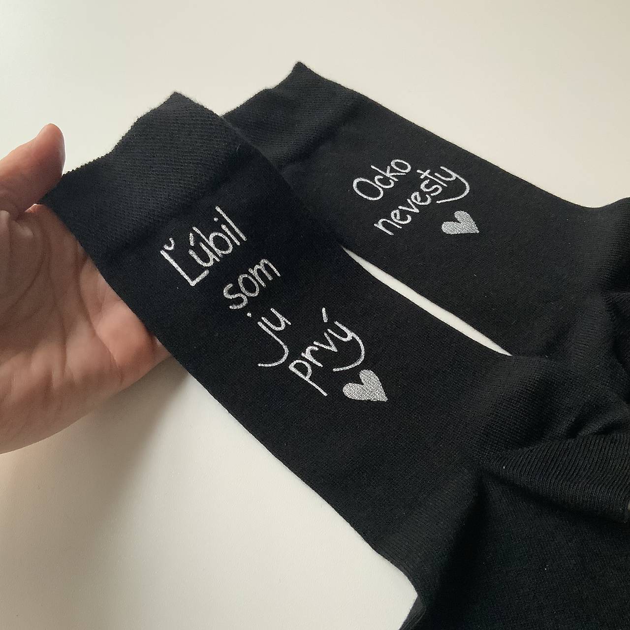 Maľované ponožky pre ocka nevesty (“Ľúbil som je prvý / Otec nevesty”)